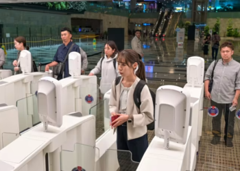 PENGEMBARA asing menggunakan lorong automatik untuk pelepasan imigresen di Terminal 3 Lapangan Terbang Changi,semalam. -CNA