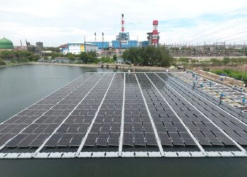 UTILITI milik negara Indonesia PT PLN mula menjalankan loji PV terapung baharu di kawasan Tambak Lorok di bandar pantai Indonesia Semarang. -AGENSI