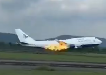 KEBAKARAN enjin berlaku pada pesawat Garuda Indonesia, semalam.-GAMBAR MEDIA SOSIAL
