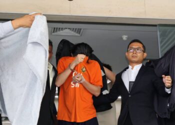 SEORANG peguam dibawa ke Mahkamah Ipoh hari ini bagi mendapatkan permohonan reman untuk siasatan kes menerima rasuah RM1.6 juta. - UTUSAN