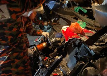 ANGGOTA bomba menjalankan operasi mengeluarkan pemandu bas yang tersepit dalam kemalangan di Kilometer 290, Lebuh Raya Utara-Selatan arah selatan di Ipoh hari ini. - UTUSAN/IHSAN JBPM