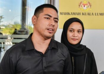 MOHD. Rafi Abd. Razak dan Anis Amalina Mazlin hadir di Mahkamah Sesyen Kuala Lumpur bagi kes  tuntutan saman terhadap dua pengasuh anaknya yang didakwa cuai menyebabkan bayi mereka meninggal dunia akibat tersedak susu. - UTUSAN/SYAKIR RADIN