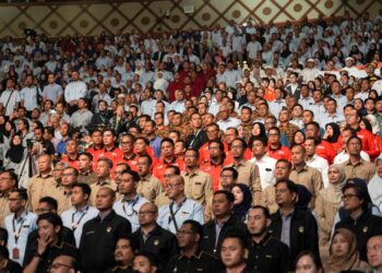 SEBAHAGIAN penjawat awam yang hadir pada Majlis Sambutan Hari Pekerja Peringkat Kebangsaan 2024 di Pusat Konvensyen Antarabangsa Putrajaya,semalam. - UTUSAN/FAISOL MUSTAFA