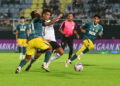 Kapten Terengganu FC, Safawi Rasid (dua, kiri) dikawal ketat pemain Perak FC pada aksi pertama Liga Super di Stadium Sultan Mizan Zainal Abidin, Gong Badak kelmarin. Terengganu menang 3-1. -UTUSAN/PUQTRA HAIRRY