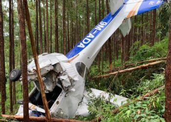 KEADAAN pesawat yang terhempas di  Hutan Simpan Gunung Besout, Sungkai semalam. - UTUSAN/IHSAN JBPM