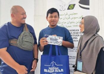 IRFAN Hamdani Mohd. Noh (tengah) teruja menjadi jemaah haji paling muda bagi negeri Pahang sempena musim Haji Tahun 1444H/2024M. 
– UTUSAN/NORHAFIZAN ZULKIFLI