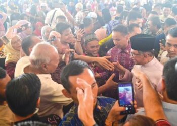 ANWAR Ibrahim bersalaman dengan orang ramai ketika hadir pada Majlis Sambutan Aidilfitri Madani 2024 di pekarangan Kompleks Sukan Gong Badak, Kuala Terengganu, semalam. – UTUSAN/PUQTRA HAIRRY