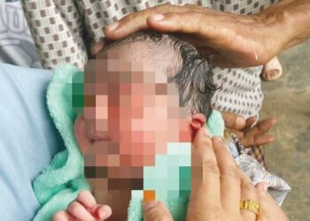 BAYI perempuan yang ditemukan di tepi jalan dalam keadaan berbalut dengan kain batik di dalam kotak berhampiran Gua Tempurung, Gopeng, Kampar, petang semalam. – IHSAN PDRM
