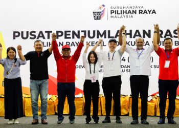 PANG Sock Tao meraikan kemenangan Pilihan Raya Kecil (PRK) Kuala Kubu Baharu. - UTUSAN