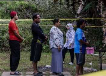 MASYARAKAT Orang Asli menunaikan tanggungjawab untuk mengundi pada Pilihan Raya Kecil (PRK) Kuala Kubu Baharu di Pusat Pembangunan Pendidikan & Nutrisi Kanak-kanak, Kampung Pertak, Hulu Selangor, hari ini. - UTUSAN/SHIDDIEQIIN ZON