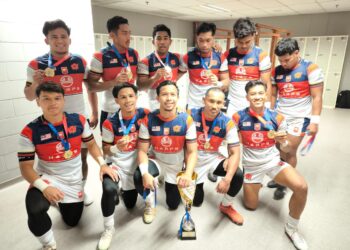 SKUAD ragbi Malaysia bersama trofi kemenangan selepas menjuarai Kejohanan SEA 7s di Singapura. - IHSAN MALAYSIA RUGBY UNION