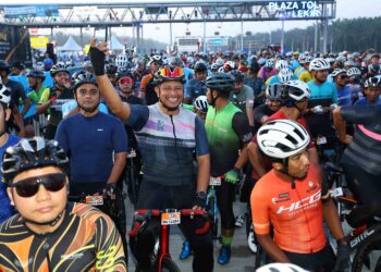 PESERTA yang menyertai acara berbasikal RHB WCE Century Ride di Lebuhraya Pesisiran Pantai Barat (WCE) di Lekir, Sitiawan hari ini. - UTUSAN