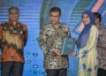 SAIFUDDIN Nasution Ismail menyampaikan sijil APC kepada Haslinda Mohd Fauzi pada Majlis Anugerah Perkhidmatan Cemerlang (APC) Jabatan Pendaftaran Negara (JPN) di Putrajaya. - UTUSAN/FAIZ ALIF ZUBIR