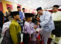 SAIFUDDIN Nasution Ismail menyerahkan sumbangan kepada 119 kanak-kanak pada Majlis Hari Raya Aidilfitri bersama Menteri Dalam Negeri dekat Maktab Polis Diraja Malaysia Kuala Kubu Baharu, di Hulu Selangor, Selangor, semalam. – UTUSAN / SHIDDIEQIIN ZON
