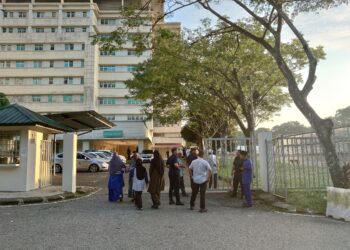 AHLI keluarga Ahmad Azza Fahmi Azhar dilihat masih memakai pakaian sama seperti semalam ketika hadir ke Jabatan Perubatan Forensik HSI, Johor Bahru untuk menuntut jenazah Allahyarham, pagi ini.