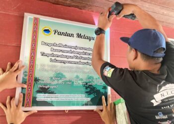 PAPAN tanda pantun yang dipasang di Laban Rata, Gunung Kinabalu, Sabah.