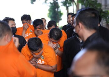 DUA pegawai kastam dituduh dan seramai 23 anggota dan pegawai kastam akan didakwa di enam Mahkamah Sesyen yang berasingan di seluruh negara sehingga 6 Jun ini susulan Op Samba.