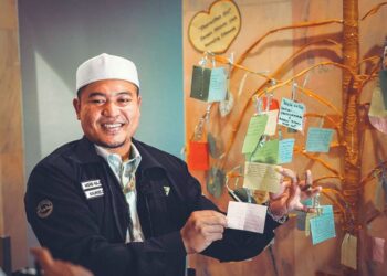 MOHD. Najib Harun menunjukkan pohon Ranting Hati yang dijadikan sebagai medium untuk jemaah meluahkan perasaan.