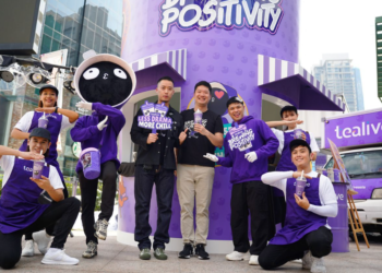 BRYAN Loo (empat dari kiri) pada majlis pelancaran slogan dan maskot baharu Tealive di di Bukit Bintang, Kuala Lumpur.