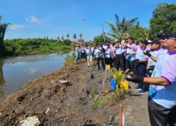 DARWIS Abdul Razak (empat, kanan) membaling bebola lumpur mengandungi mikroorganisma bagi meningkatkan kualiti air pada Program Pemuliharaan Sungai Derhaka sempena Sambutan Hari Bumi 2024 di Kampung Sungai Derhaka, Kuala Terengganu, hari ini. - UTUSAN/ZAID MOHD. NOOR