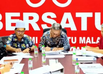 RAZALI Idris (tengah) mengetuai tanda tangan surat arahan bertulis daripada Bersatu di Kuala Terengganu, semalam.