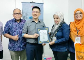 WONG Kah Woh (tengah) menyampaikan sijil penghargaan kepada wakil syarikat yang menyertai Program Jelajah Kerjaya Perak di Taiping hari ini. - UTUSAN/WAT KAMAL ABAS