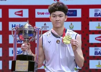 LEE Zii Jia bersama trofi selepas menjuarai acara perseorangan Terbuka Thailand, semalam.