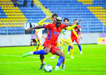 KAPSYEN: PEMAIN Import Imigresen FC, Thankgod Michael mengawal bola ketika menentang UiTM United dalam aksi Liga A1 Semi Pro MBSB Bank Championship di Stadium UiTM Shah Alam, semalam.-IHSAN IMIGRESEN FC