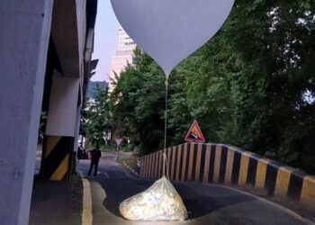 POLIS memantau belon sampah yang mendarat di Seoul, Korea Selatan.-AFP
