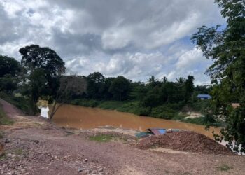 LOKASI yang sepatutnya dibina jambatan konkrit menggantikan jambatan lama di Kampung Aur, Muadzam Shah di Rompin, Pahang. - UTUSAN/NORHAFIZAN ZULKIFLI