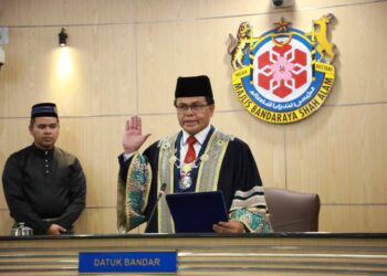 MOHD. Fauzi Mohd. Yatim mengangkat sumpah sebagai Datuk Bandar Shah Alam, semalam. - UTUSAN / ABDUL RAZAK IDRIS