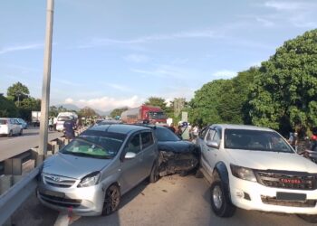 KEADAAN kemalangan membabitkan 13 kenderaan termasuk sebuah treler di KM 21 Lebuh Raya BKE, Kulim hari ini.