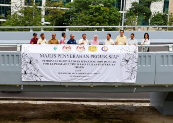 Alexander Nanta Linggi (empat kanan) dalam program penyerahan Projek RAMP/Flyover sepanjang 300 meter dari Jalan P15H ke Persiaran Timur di Putrajaya, hari ini. - UTUSAN/FAISOL MUSTAFA