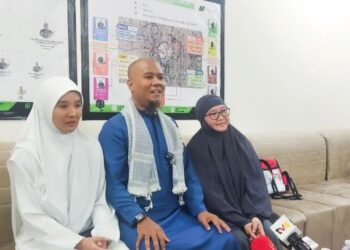 FAIZAL Ismail (tengah) bersama keluarganya.