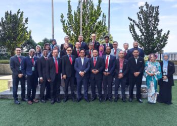 AZAM BAKI (depan, enam dari kiri) menerima kunjungan delegasi Balai Ikhtisas Malaysia (BIM) diketuai Juan Joon Ching (depan, lima dari kiri) di Ibu pejabat Suruhanjaya Pencegahan Rasuah Malaysia (SPRM), Putrajaya, baru-baru ini.