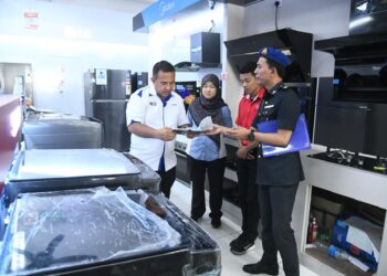 SHAMSUL Nizam Khalil turun padang bagi melakukan pemeriksaan harga barangan dan perkhidmatan menerusi Ops Kesan 2.0 di Arau, Perlis, hari ini. -UTUSAN/IZLIZAN OTHMAN