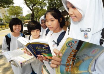 Keputusan Sijil Pelajaran Malaysia (SPM) 2023 baru-baru ini mendedahkan 9,306 pelajar gagal Bahasa Melayu manakala lebih 40,000 gagal dalam Bahasa Inggeris.