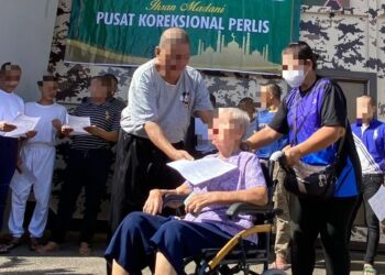 PING (empat dari kiri) merupakan antara OBB dibebaskan awal menerusi Program Pelepasan Banduan Secara Lesen (PBSL) Ihsan Madani (Kepulangan Yang Dinanti) Sempena Sambutan Hari Raya Aidiladha 2024 di Pusat Koreksional Perlis, semalam. - UTUSAN/ASYRAF MUHAMMAD
