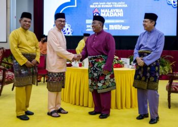 KETERBUKAAN Anwar Ibrahim yang berkunjung ke Alor Setar dan Kubang Pasu seakan-akan ada ‘jambatan’ baharu yang dibina untuk merapatkan hubungan kedua-dua kerajaan itu. – UTUSAN/ SHAHIR NOORDIN