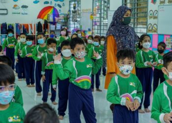 IBU bapa tidak boleh menyerahkan sepenuhnya tugas mendidik dan membesarkan anak-anak kepada guru di sekolah semata-mata.