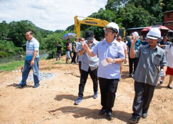 EWON Benedick melawat tapak pembinaan Jambatan Moyog di Stesen Perikanan Babagon, Penampang, Sabah, hari ini.