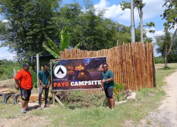 MUHAMMAD Nasrul Ashraf Nasaruddin (kanan) dan Khairul Nizam (kiri) antara 20 orang individu yang menyertai program I-Kembali serta bertanggungjawab menguruskan Payo Campsite, Renggoh, Johol, Kuala Pilah sejak tahun lalu. – UTUSAN/NOR AINNA HAMZAH.