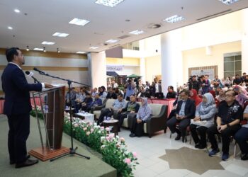 Zulkifli Hasan berucap merasmikan International Shariah Research Academy for Islamic Finance (ISRA) Corner dan Malaysia Islamic Social Finance (MySIF) Blockchain di Perpustakaan Universiti Sains Islam Malaysia (USIM), Nilai hari ini.