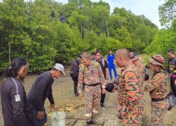 OPERASI SAR mengesan dua lelaki yang dilaporkan hilang sejak Rabu ketika mencari siput Belitung di Pantai Remis. - UTUSAN/IHSAN JBPM.