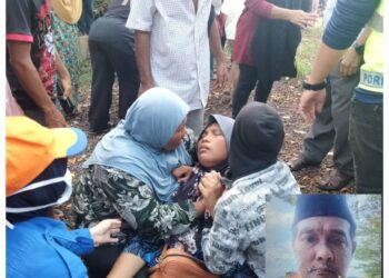 JUNAYATI  Kechant (tengah) pengsan ketika mayat suaminya, Samsudin Bachok dibawa naik oleh pasukan SAR dari Sungai Benut, Pontian.