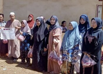 SEBAHAGIAN penduduk kampung di Wilayah Kandal, Kemboja menerima daging korban sumbangan dermawan dari Jerantut, baru-baru ini. UTUSAN/HARIS FADILAH AHMAD