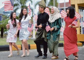 ETNIK bukan Melayu perlu lebih usaha untuk mengidentifikasikan diri dengan etnik Melayu yang akhirnya akan membawa kepada perpaduan yang jitu.