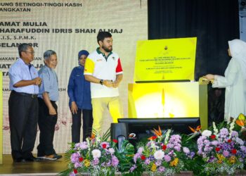 TENGKU Amir Shah Sultan Sharafuddin Idris Shah berkenan merasmikan Kompleks Pejabat Kerajaan Daerah Petaling dan Program Ibadah Korban Gagasan Rumpun Selangor Daerah Petaling di Pejabat Daerah dan Tanah Petaling di Shah Alam, Selangor, semalam. – UTUSAN / SADDAM YUSOFF