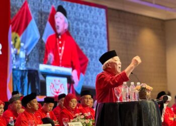 BUNG Moktar Radin semasa berucap pada perasmian Mesyuarat UMNO Bahagian Sepanggar di Kota Kinabalu, semalam