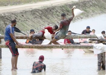 SUKAN rakyat pukul bantal antara acara menarik dalam Karnival Sukan Bendang Daerah Perak Tengah di Bendang Layang-Layang Kanan di Parit, Perak, semalam. – UTUSAN/MUHAMAD NAZREEN SYAH MUSTHAFA